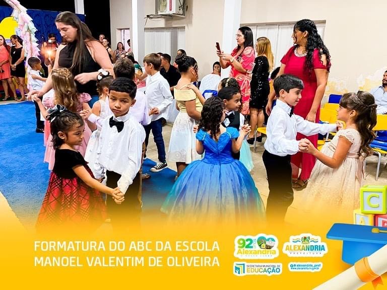 Read more about the article A Escola Municipal Manoel Valentim de Oliveira promoveu na noite do último sábado, 17/12, a formatura dos seus pequenos estudantes.